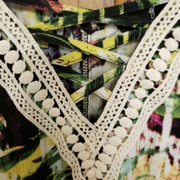 gnw Tropical Sleeveless Green Floral Top Size M Macrame Trim Like New - Picture 2 of 6